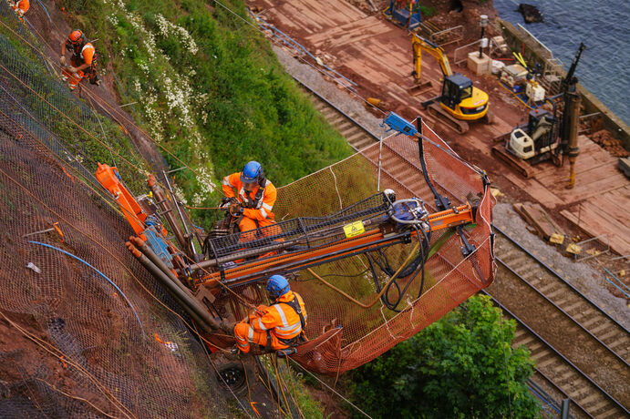 The experienced team from CAN kept disruptions to the live rail service to a minimum while installing rockfall netting above the railway line