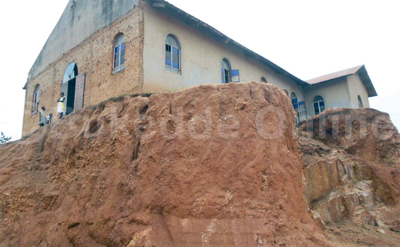 Kkanisa ya St. Barnabas eri ku kalebwerebwe. Kkanisa ya St. Barnabas eri ku kalebwerebwe.