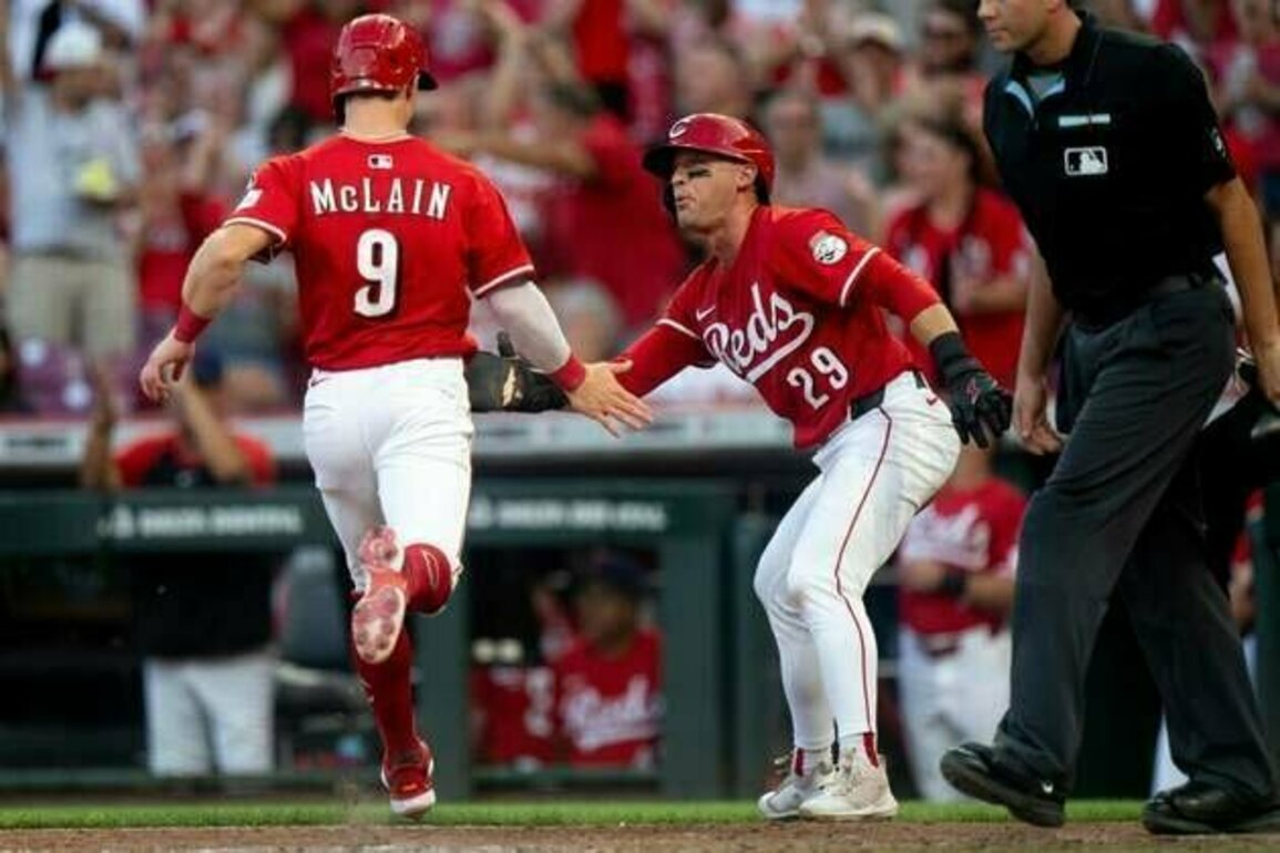 Elly De La Cruz delivers clutch hit as Reds stay hot, beat Rays