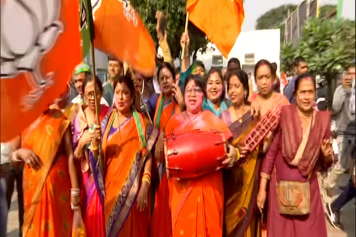 "Dhairya rakho mere bhagwan Modi par," BJP workers celebrate NDA's decisive performance in Bihar elections