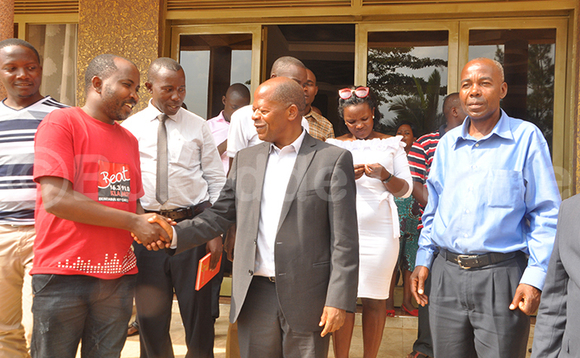 Dr. Muyingo n'abamu ku bannamawulire Dr. Muyingo n'abamu ku bannamawulire