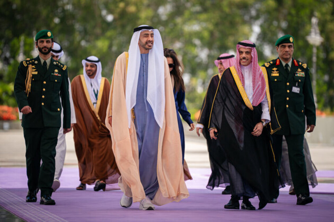 On behalf of UAE President, Abdullah bin Zayed participates in GCC Consultative Summit