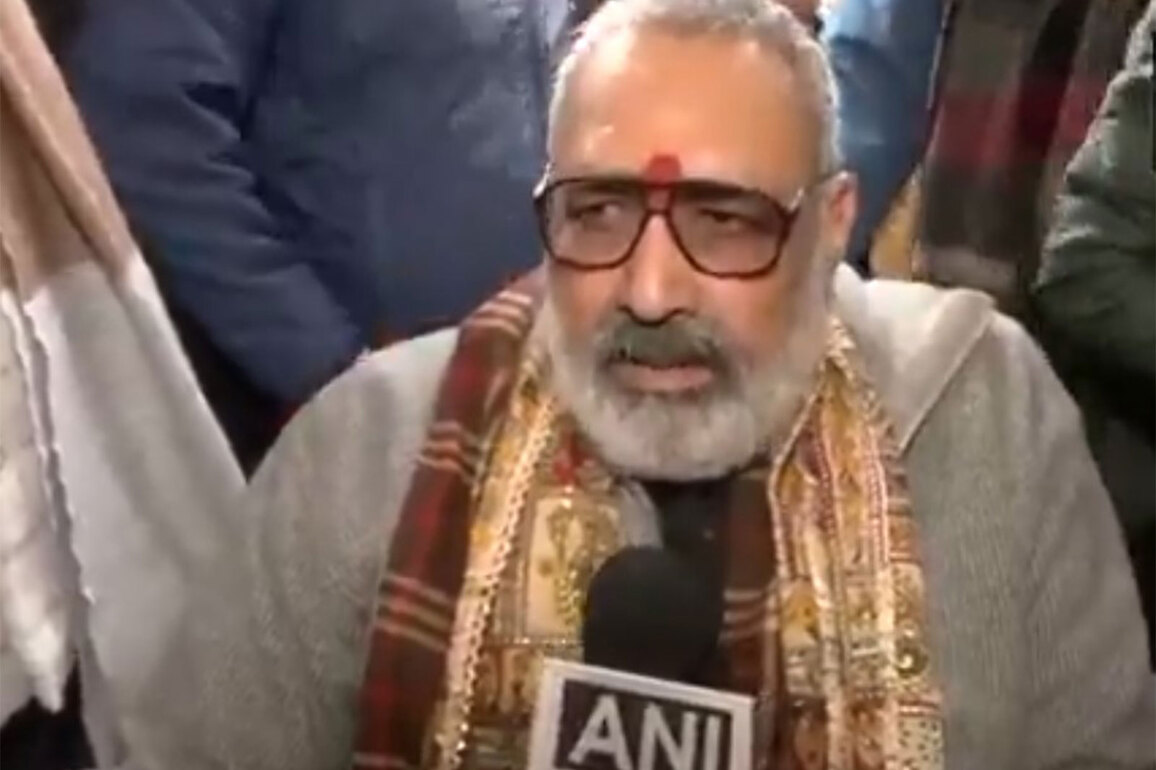 "We are descendants of Lakshman and Ram, we will destroy demons": Giriraj Singh's "sheshnag" jibe at Abhishek Banerjee's "snake" remarks