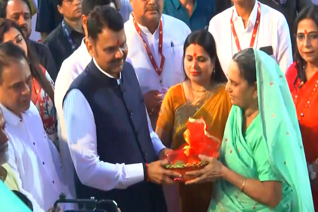 Maharashtra CM Devndra Fadnavis joins Chhath Puja celebrations at Juhu beach, extends festival greetings