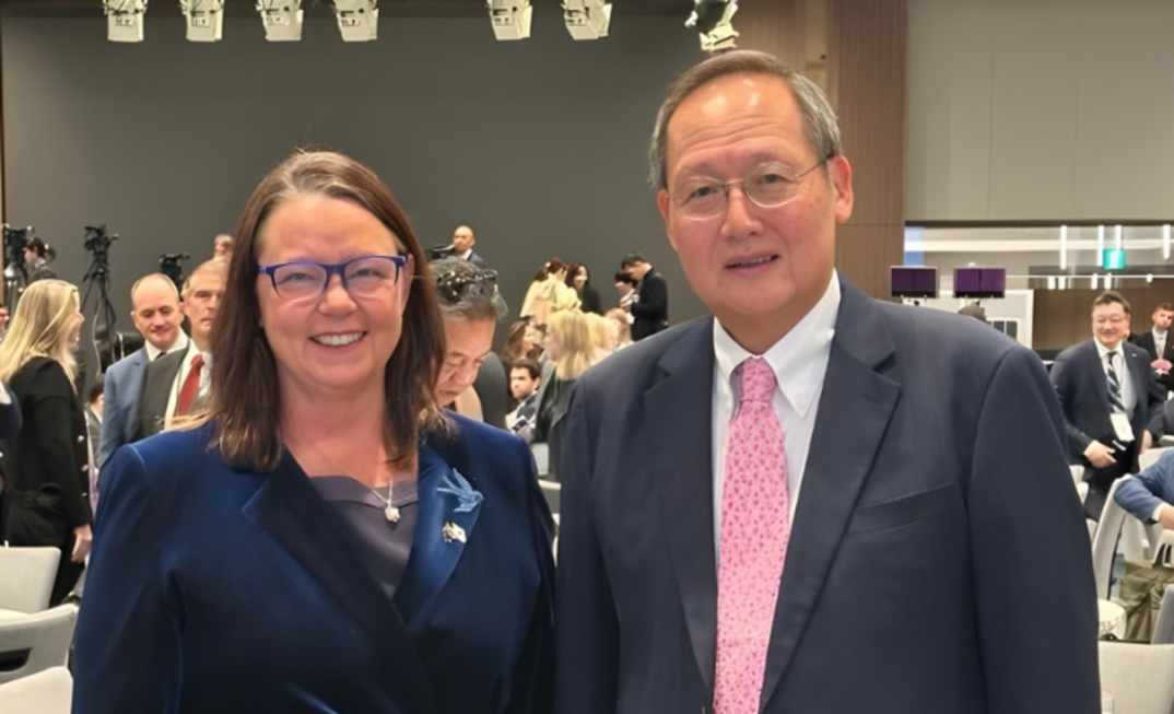 Madeleine King with the Japanese energy minister Tan See Leng