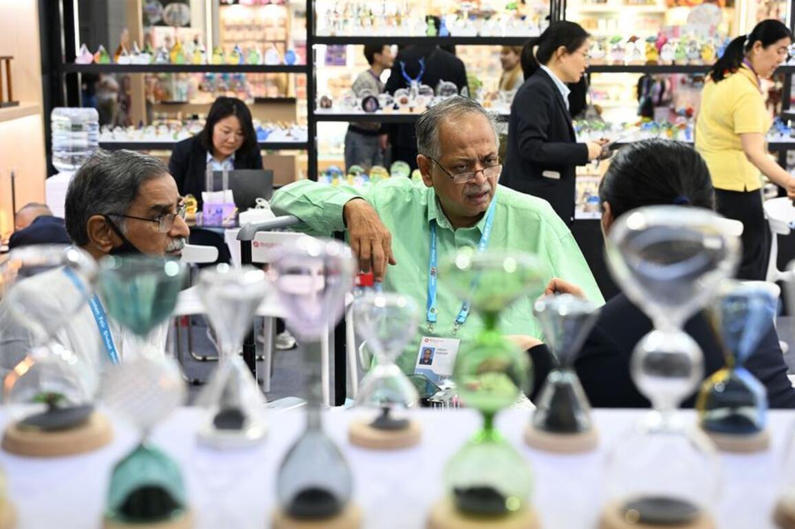 Livestreaming shop guides connect Chinese, Middle East markets at China's Canton Fair