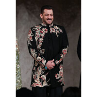 Salman Khan shares warm 'Happy Diwali' wishes to media after Mumbai return