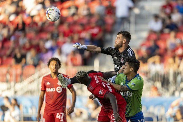 Short-handed Sounders blank Toronto FC, 2-0