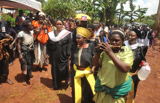 senga ulanama in yellow hat arriving for the ceremony hoto by onald iirya