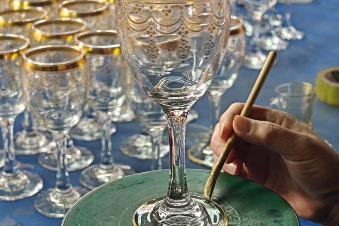 Glass-blowing craft thrives in China's ancient county