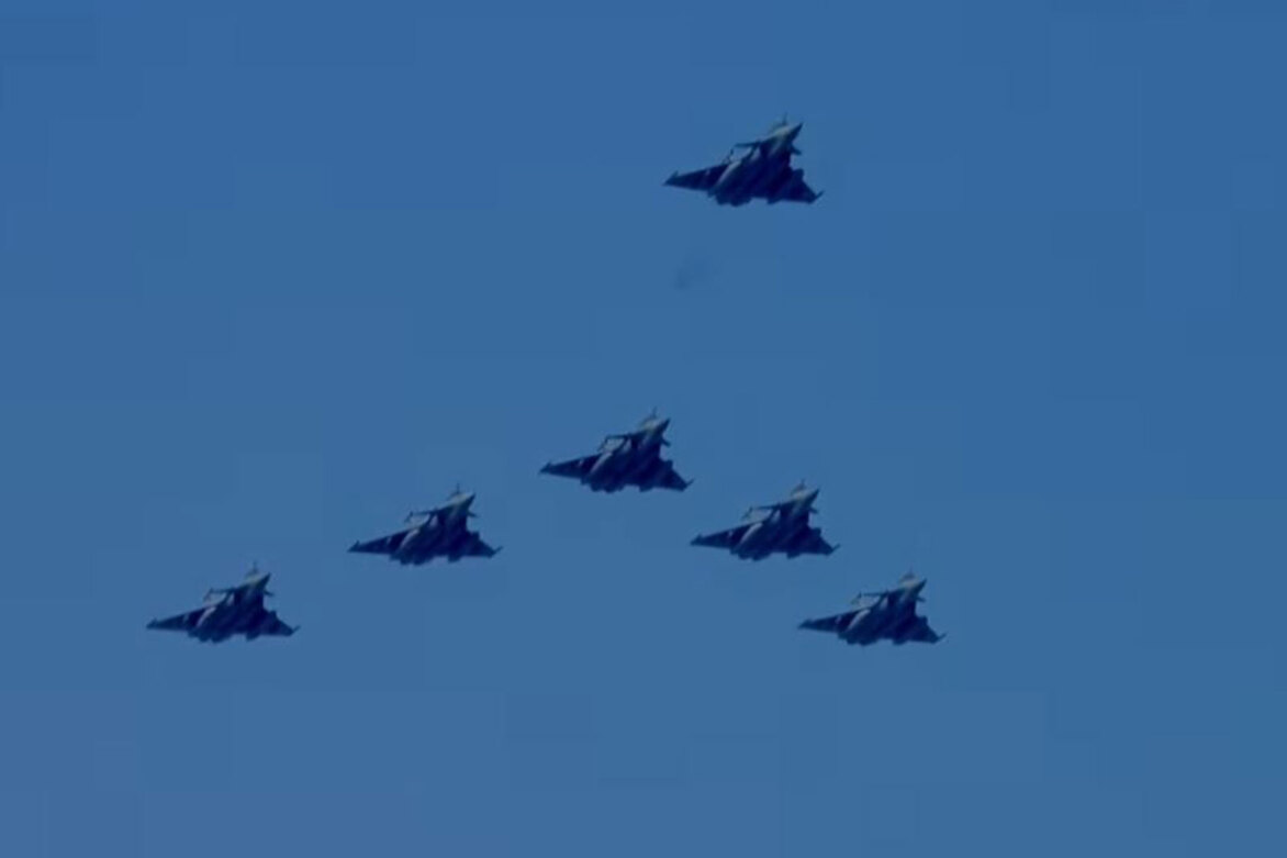 Indian Air Force's Rafale, Sukhoi light up sky with skilled maneuvers over Kartvaya Path