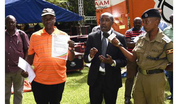 Omwogezi wa poliisi Emilian Kayima (mu suuti) ng'ayogera ate amuddiridde ku kkono ye Balaam ng'alaga ezimu ku mpapula ze yafunye ezimuwa olukusa okutegeka ekivvulu kye. Omwogezi wa poliisi Emilian Kayima (mu suuti) ng'ayogera ate amuddiridde ku kkono ye Balaam ng'alaga ezimu ku mpapula ze yafunye ezimuwa olukusa okutegeka ekivvulu kye.