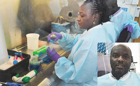 Abakola ogw’okunoonyereza ku Coronavirus ku UVRI, ku ddyo ye, John Kayiwa. Abakola ogw’okunoonyereza ku Coronavirus ku UVRI, ku ddyo ye, John Kayiwa.