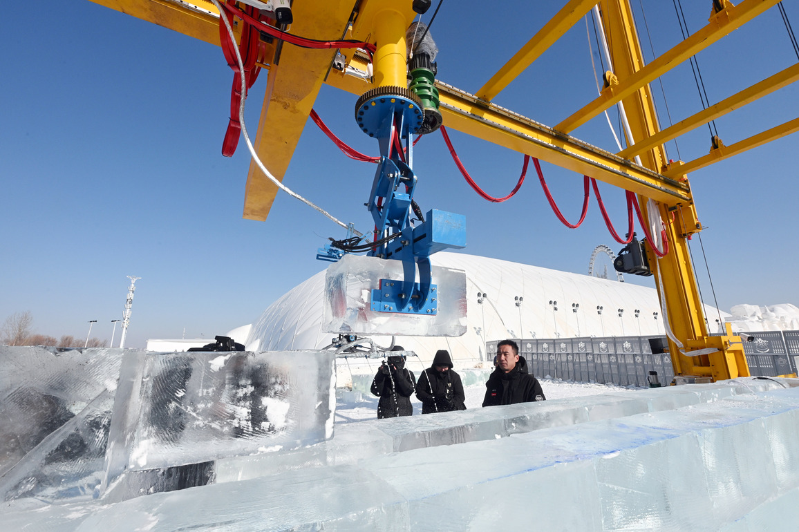 #CHINA-HEILONGJIANG-HARBIN-ICE BLOCK STACKING ROBOT (CN)