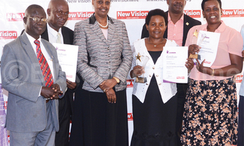 et Museveni (wakati), n’abasomesa abaasukkulumye ku bannaabwe mu nkola y’emirimu gyabwe. et Museveni (wakati), n’abasomesa abaasukkulumye ku bannaabwe mu nkola y’emirimu gyabwe.