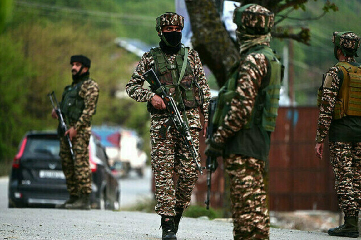 Pakistan warns of imminent Indian incursion  Reuters