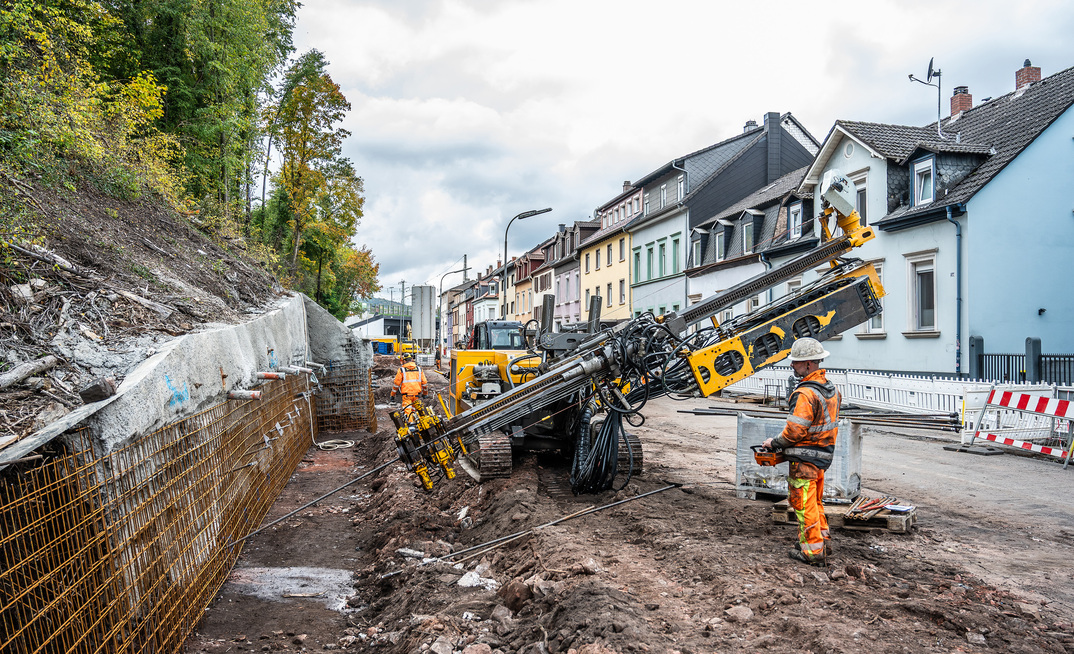 For the expansion of Trippstadter Strasse in Kaiserslautern, Spesa carries out extensive slope safeguarding measures with dismantling and railway embankment reinforcement