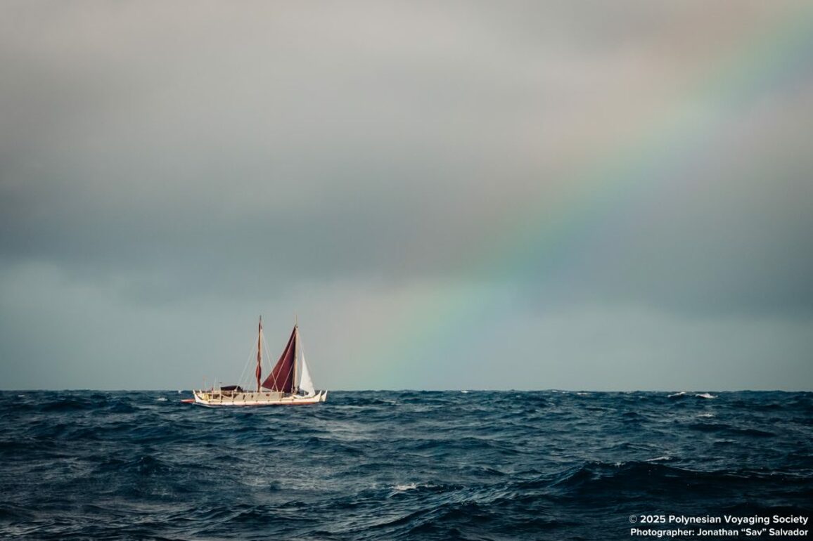 Voyaging canoes Hklea and Hikianalia reach the doldrums in journey to Tahiti