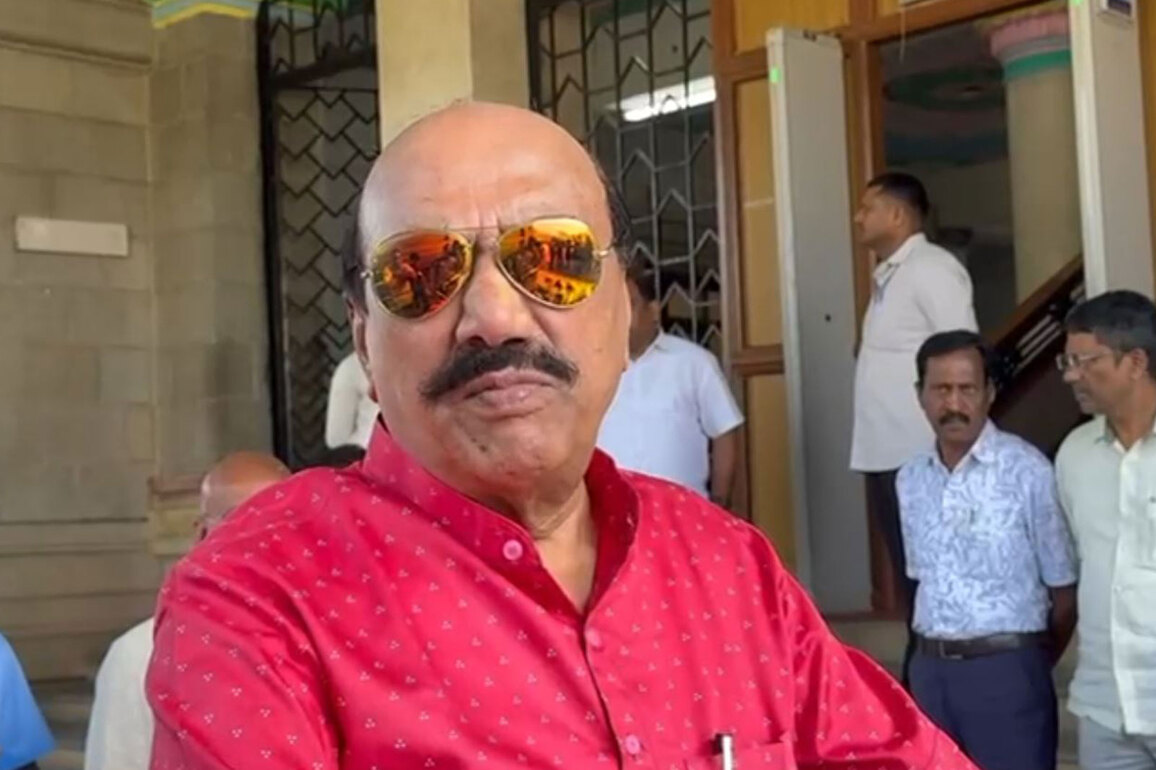 Karnataka CM chair tussle: Congress MLA Ashok Pattan says "Rahul Gandhi has invited Siddaramaiah, Shivakumar to Delhi"