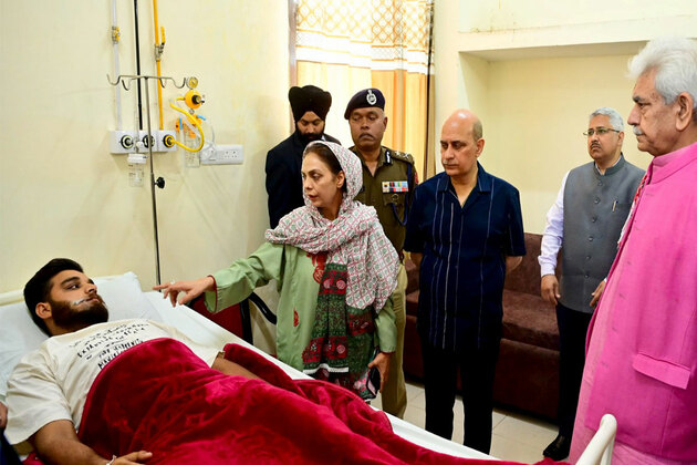J-K: LG Manoj Sinha visits GMC Jammu, enquires about health of injured police personnel