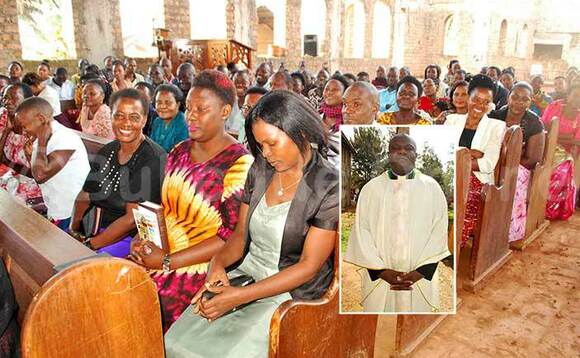 Abakristaayo abeetabye mu kusaba ku Ssande. Mu katono ye musumba Kisawuzi Abakristaayo abeetabye mu kusaba ku Ssande. Mu katono ye musumba Kisawuzi