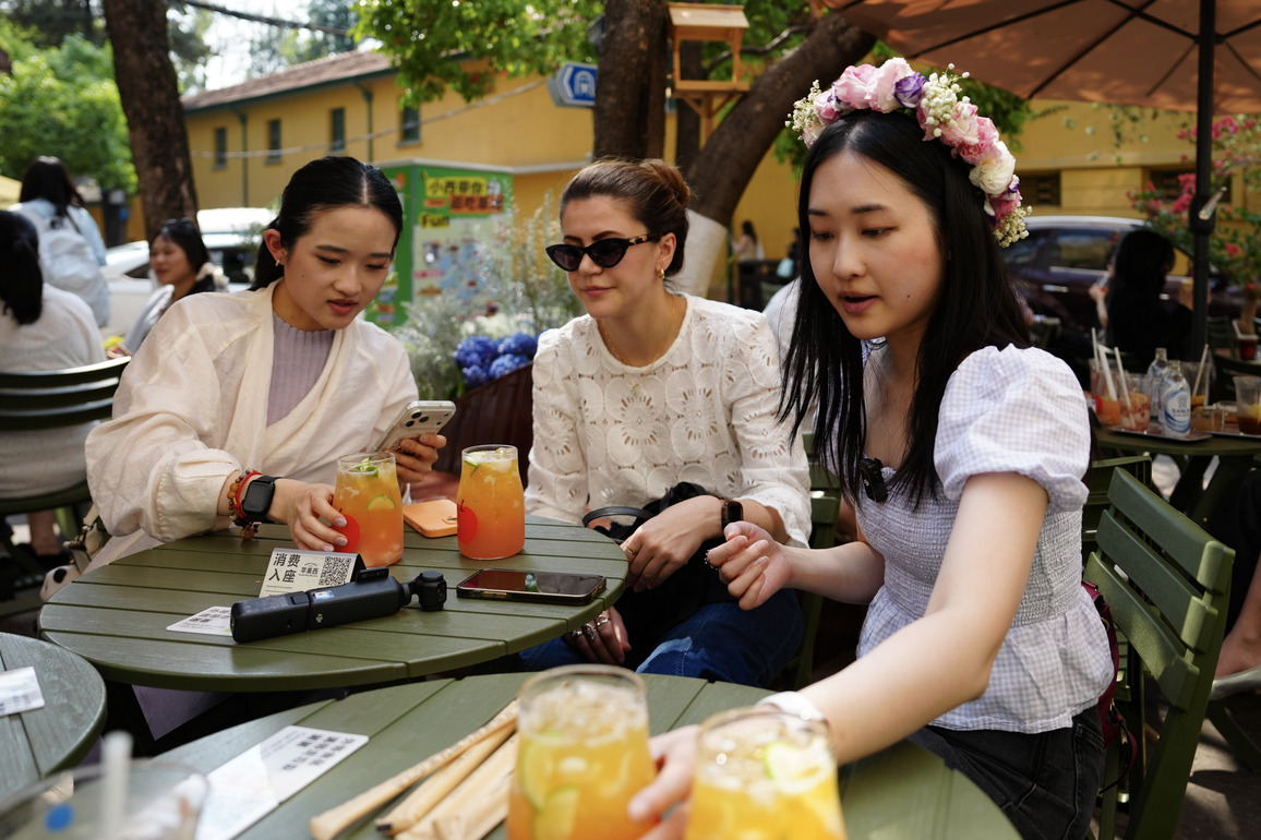 "Laowai" in China | TikTok series "Becoming Chinese" creator Sherry Zhu's cultural exploring trip in SW China's Yunnan