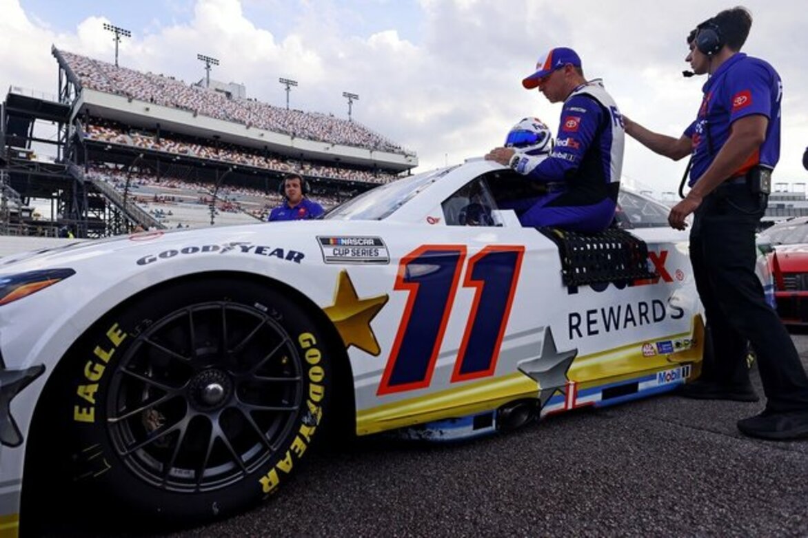 Hometown hero Denny Hamlin lands pole at Richmond