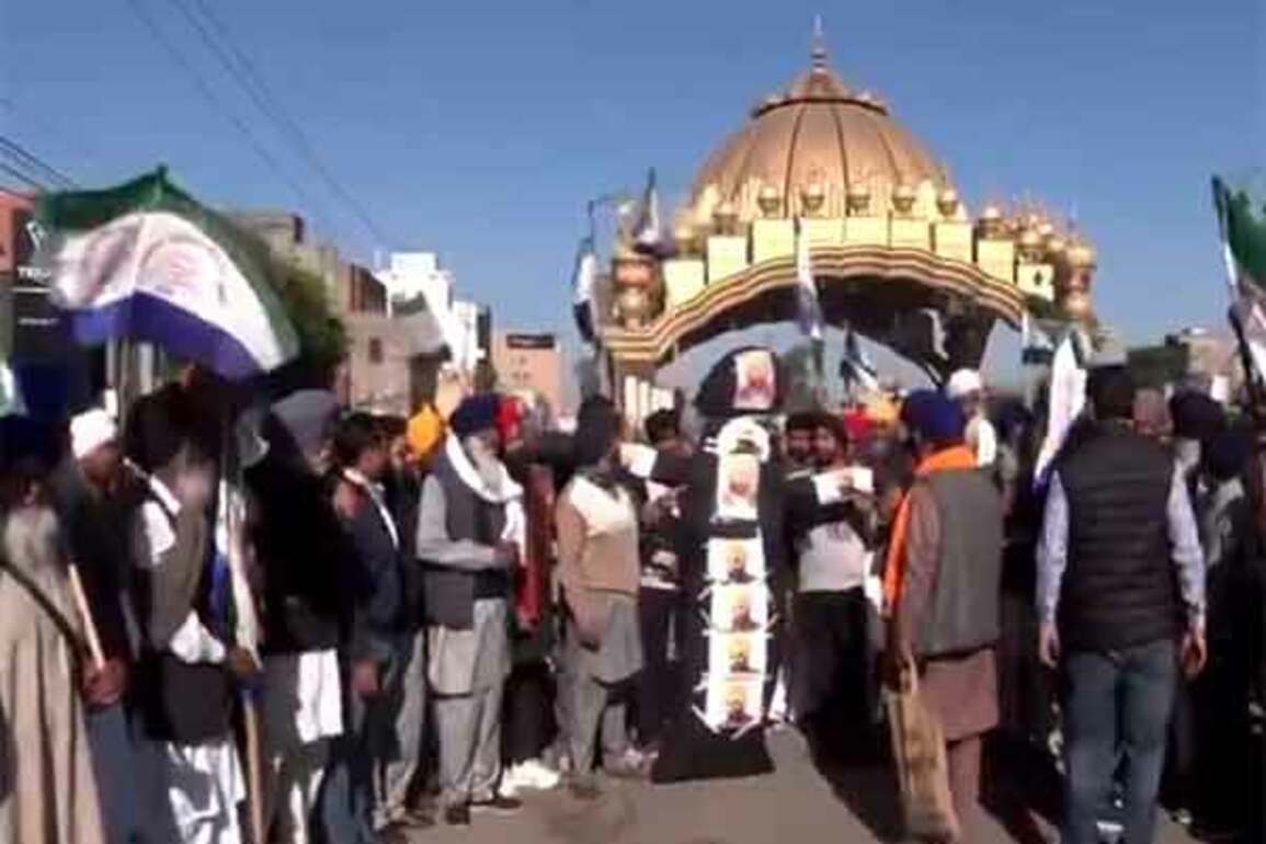 Punjab: Farmers gather at Golden Gate in Amritsar to protest against state govt