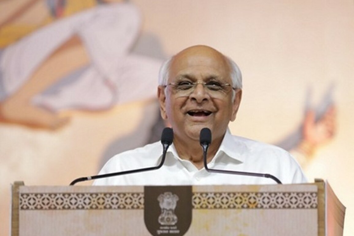 Gujarat CM attends Akhil Bharatiya Nat Bajaniya Bajigar Samaj's 29th fair closing ceremony