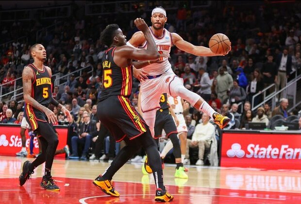 Knicks hang on for tight win over Hawks