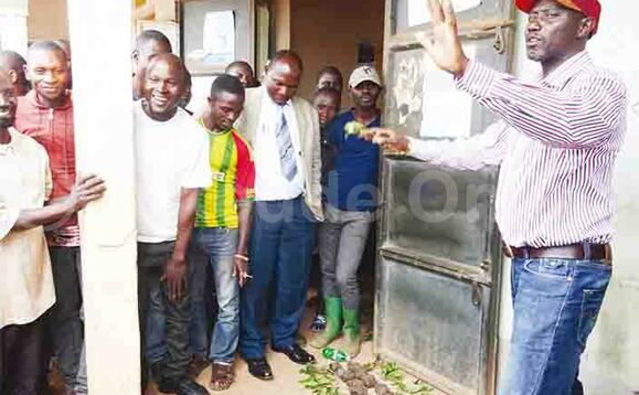 Mutabaazi ( ku ddyo) ng’alaga abatuuze endokwa z’emmwaanyi z’agamba nti mbi. Mutabaazi ( ku ddyo) ng’alaga abatuuze endokwa z’emmwaanyi z’agamba nti mbi.