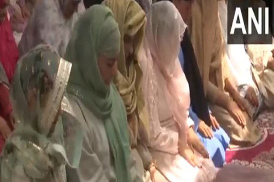 J-K: PDP Chief Mehbooba Mufti, Iltija Mufti offer namaz on occasion of Eid al-Adha in Srinagar