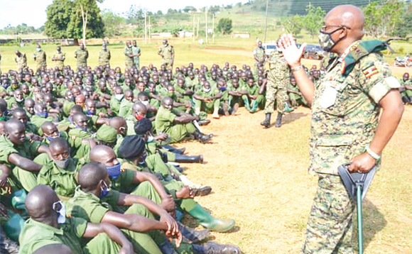 Maj. Gen. Kyanda ng’ayogera n’aba LDU e Kakiri. Maj. Gen. Kyanda ng’ayogera n’aba LDU e Kakiri.