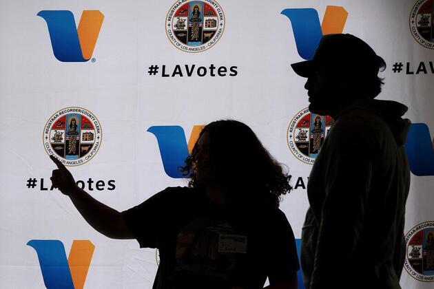 Hilton, Becerra take early leads in Californias crowded race for governor