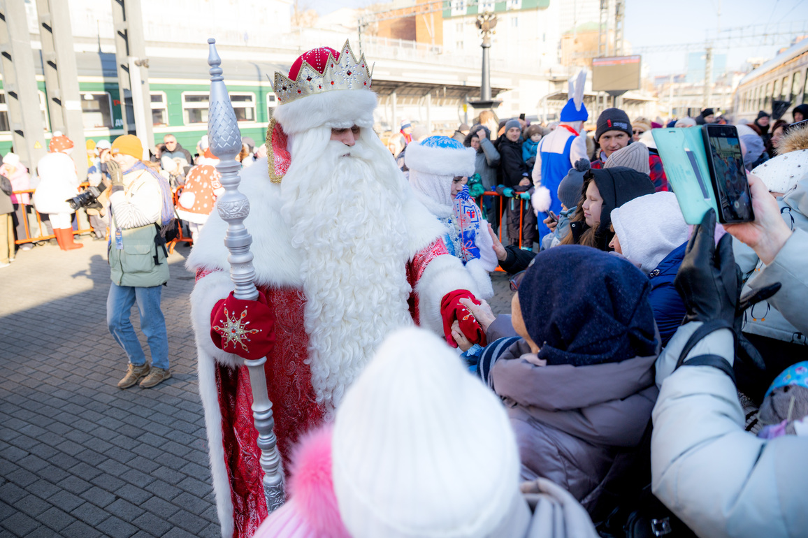 RUSSIA-VLADIVOSTOK-"FATHER FROST" TRAIN-DEPARTURE