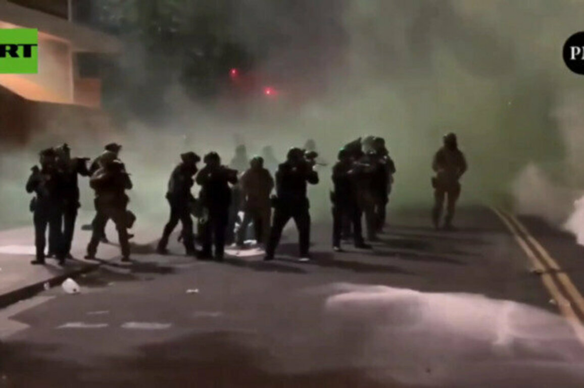 US police clash with Antifa near migrant detention center 