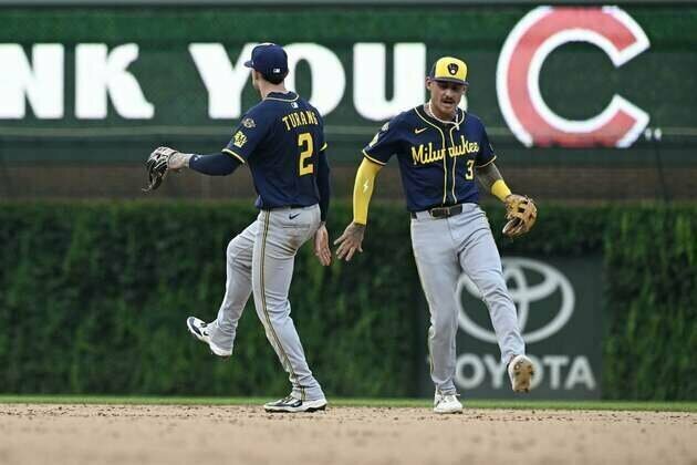 MLB-best Brewers present daunting task for sinking Giants