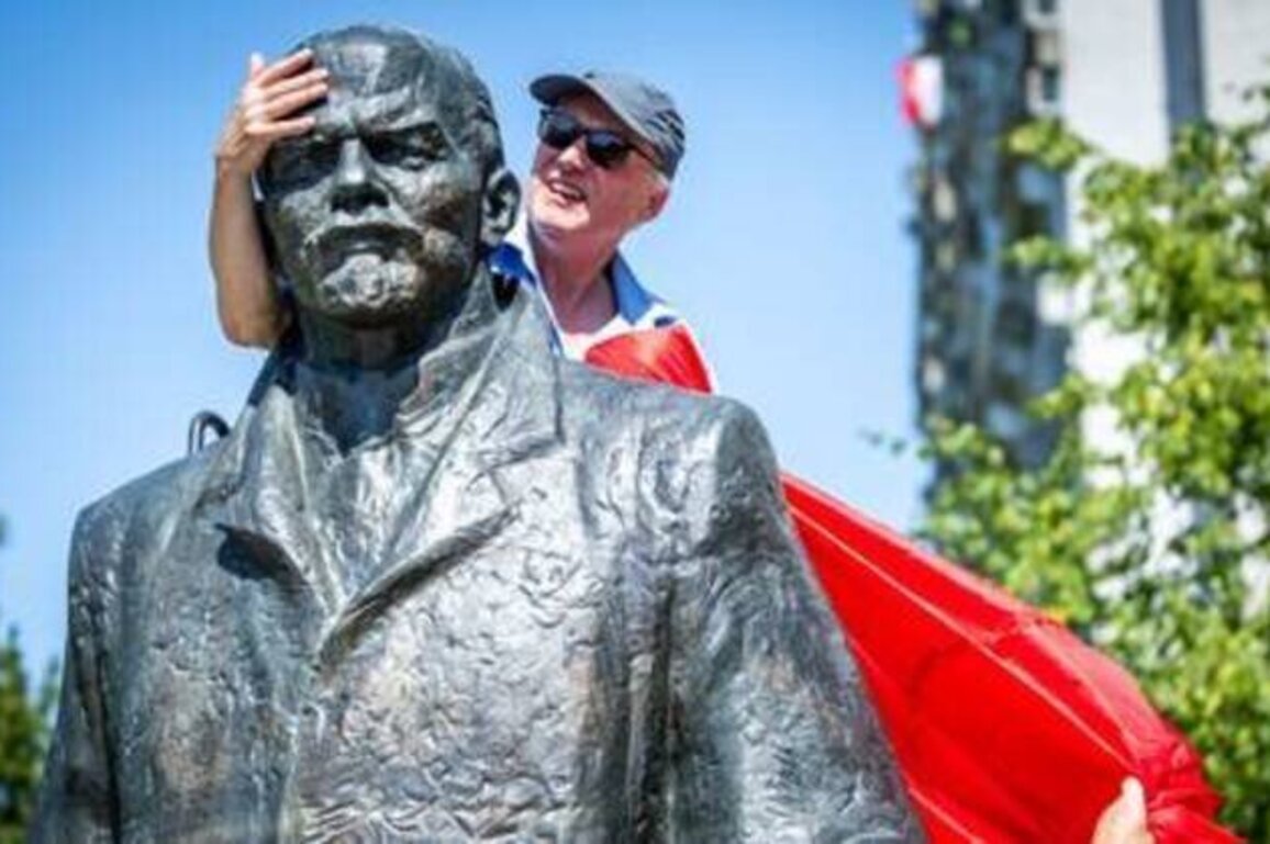 German parliamentary commissioner calls for anti-Lenin campaign