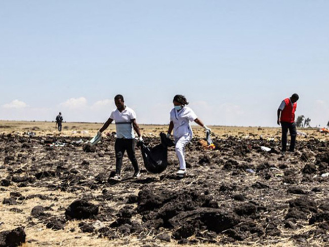  escue team collect bodies in bags at the crash site of thiopia irlines near ishoftu a town some 60 kilometres southeast of ddis baba  hoto