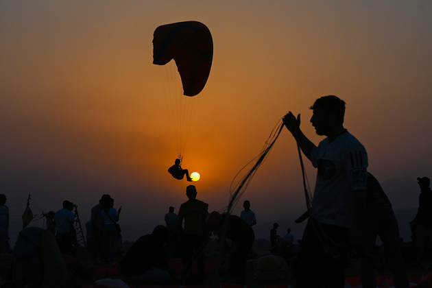 INDIA-HIMACHAL PRADESH-DAILY LIFE-SUNSET-PARAGLIDING