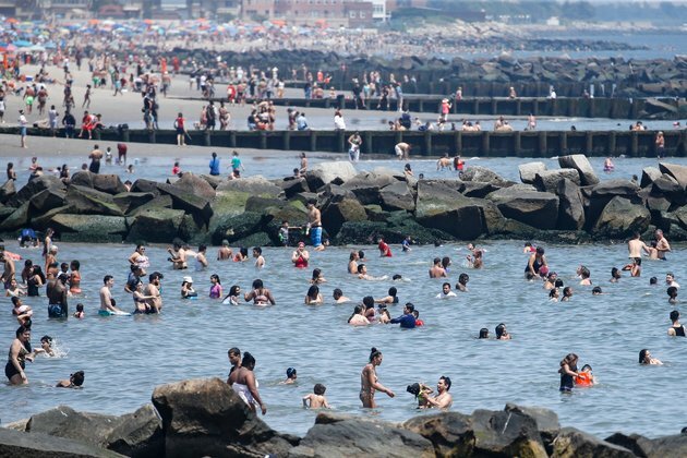 US Holiday Fuels Worries About Skyrocketing Virus Cases