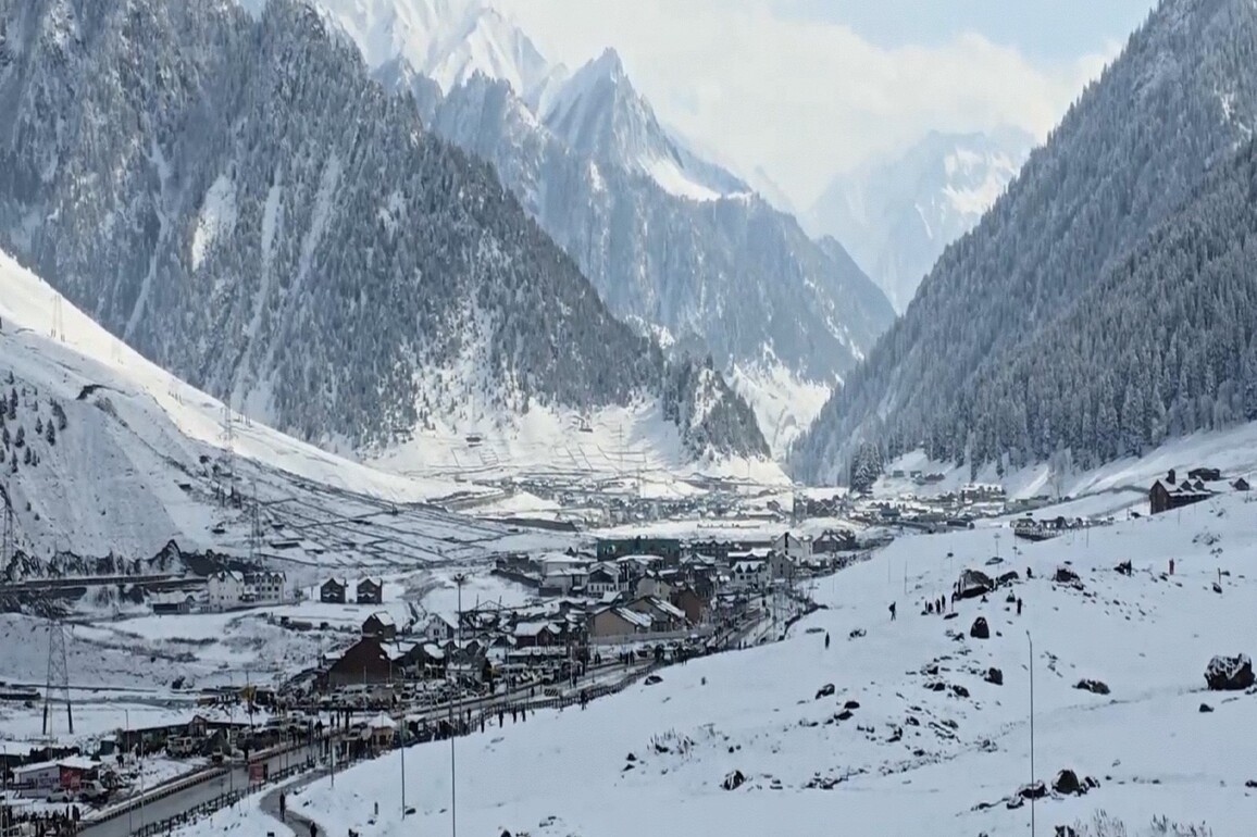 Sonamarg welcomes season's first snowfall, tourists say "locals have been very supportive"