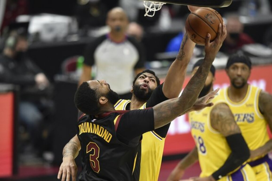 LeBron James pours in 46 as Lakers top Cavs