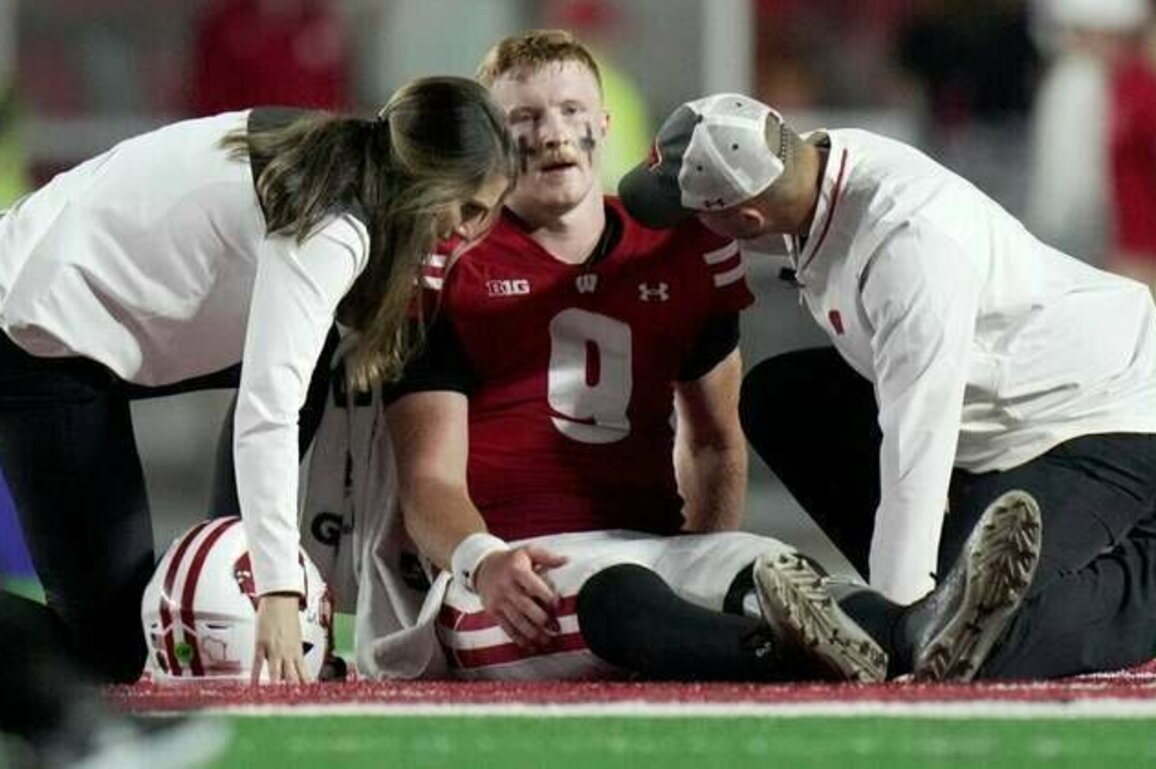 Wisconsin starter Billy Edwards Jr. leaves game vs. Miami (Ohio) with injury