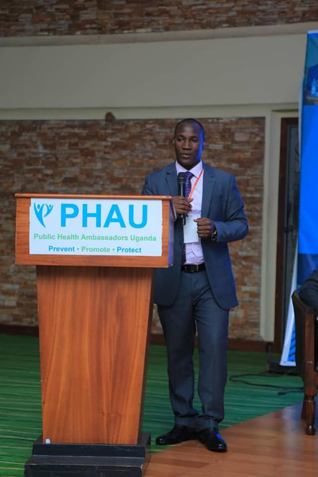   nowledge anagement fficer r ichard sempala  making a presentation on health sector financing at the ublic ealth outh ymposium
