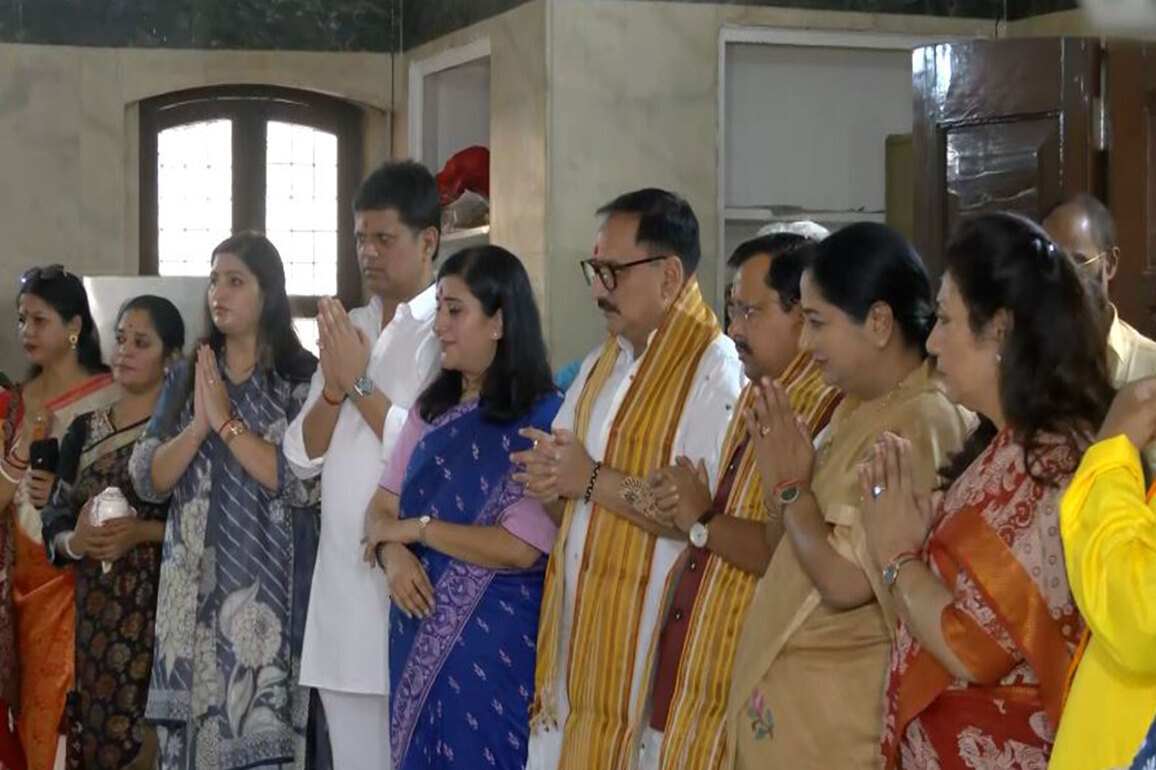 Delhi: Nitin Nabin, CM Rekha Gupta and BJP leaders offer prayers at Kali Bari Mandir after party's historic Bengal win