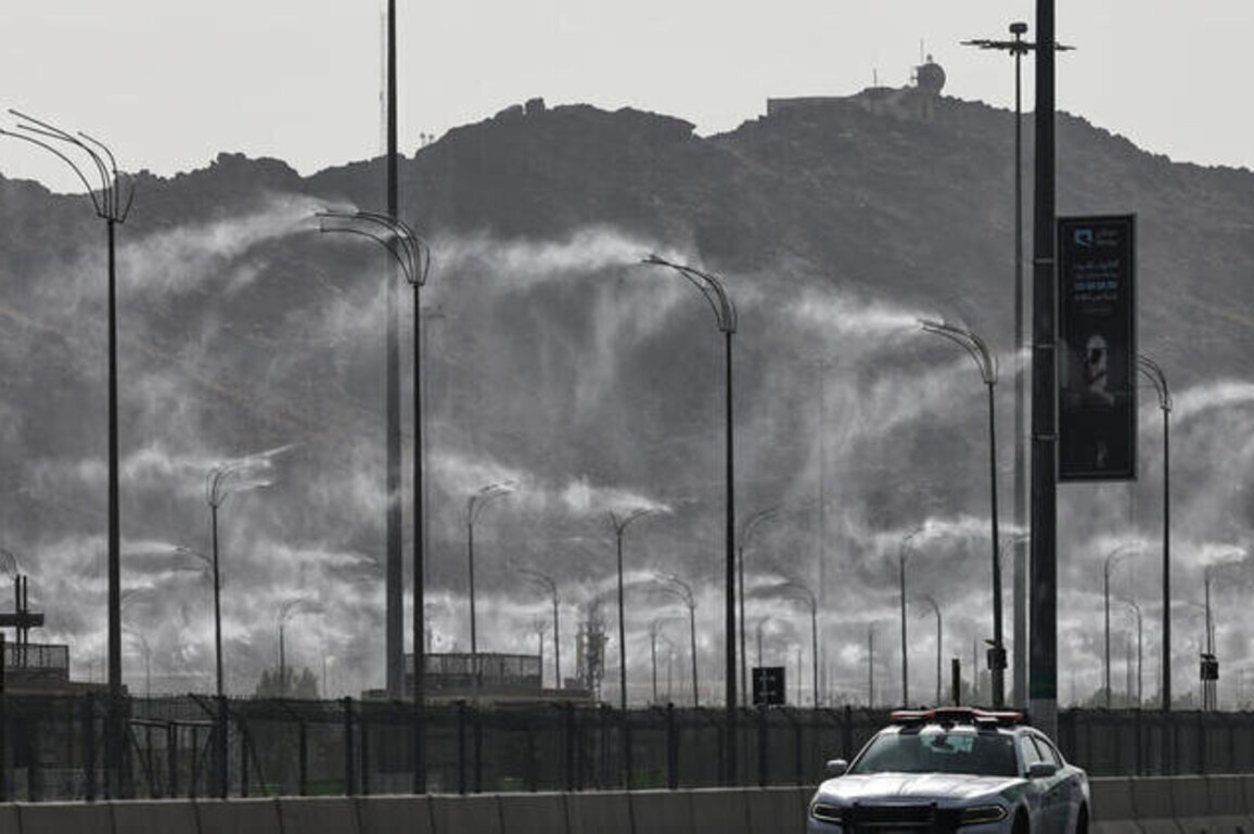 With ice cream and giant fans, hajj pilgrims battle searing heat