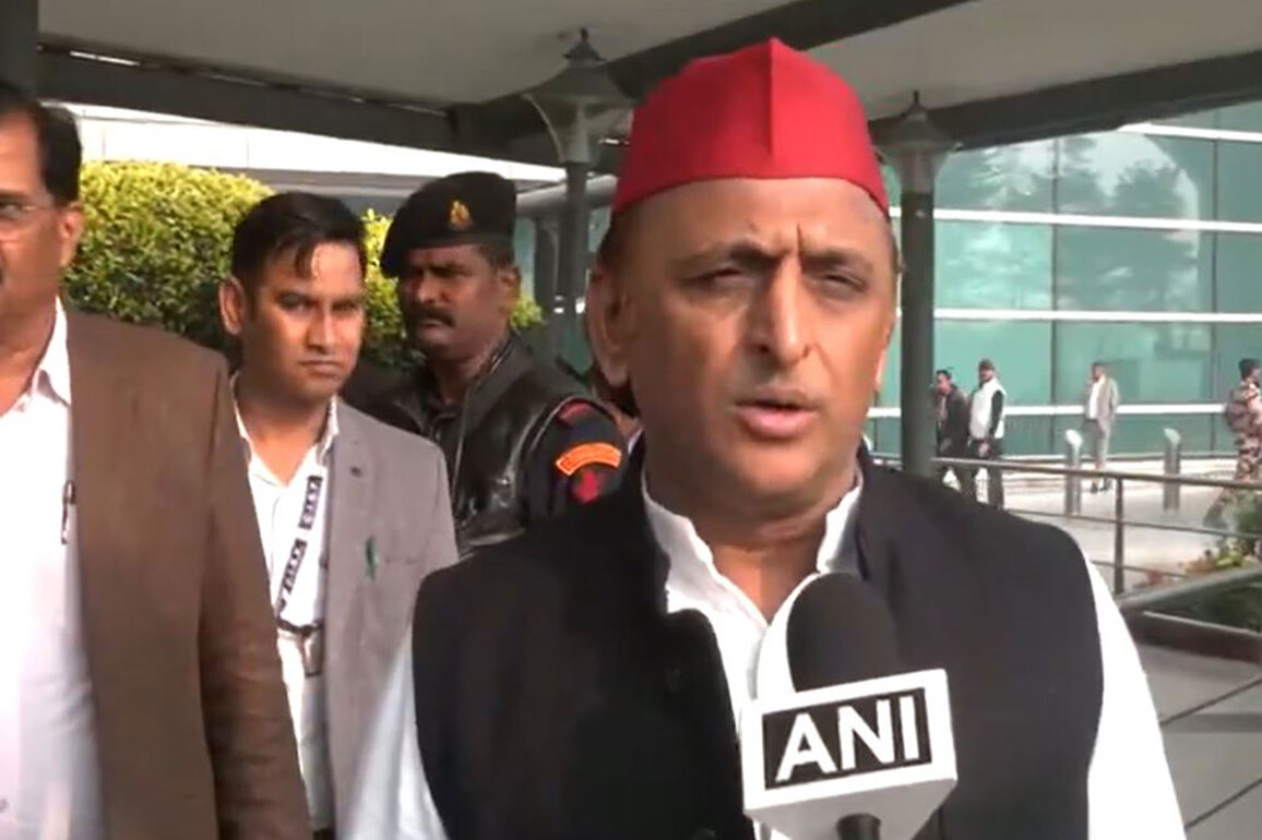 "EC should hoist BJP flag on its building": Akhilesh Yadav alleges agencies hired to forge voters' signatures during SIR