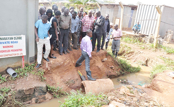 Kansala Ddamba (mu ssuuti) n'abakulembeze abalala nga balambula emyala mu Wankulukuku Kansala Ddamba (mu ssuuti) n'abakulembeze abalala nga balambula emyala mu Wankulukuku