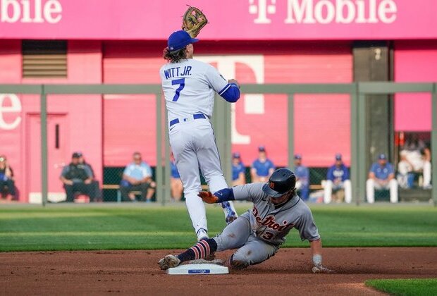 Javier Baez's 10th-inning double lifts Tigers over Royals